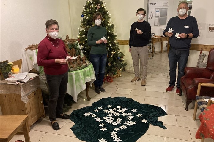 Bei der Vorbereitung eines besinnlichen Teils für die Weihnachtsfeiern auf den Wohneinheiten Einheiten, sowie Geschichten und weihnachtliche Lieder.