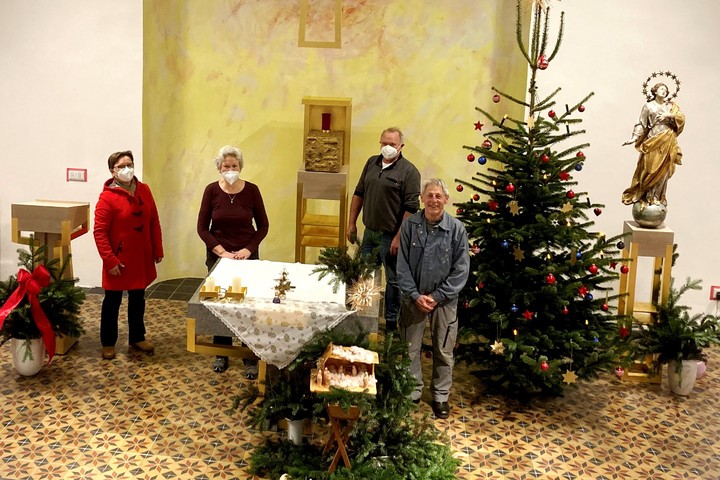 Auf dem Bild: Sie haben die Kapelle bereitet für weihnachtlichen Gottesdienst und weihnachtliche Begegnungen Irene Stockmann, Erna Schmitt, Diakon Lorenz Kleinschnitz und Arthur Hart.
